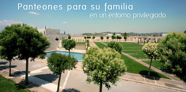 Panteones familiares en jardín
